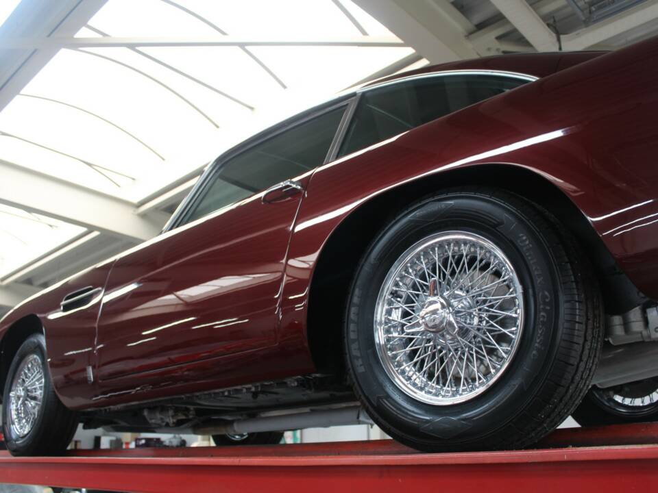 Image 8/50 de Aston Martin DB 5 Vantage (1965)