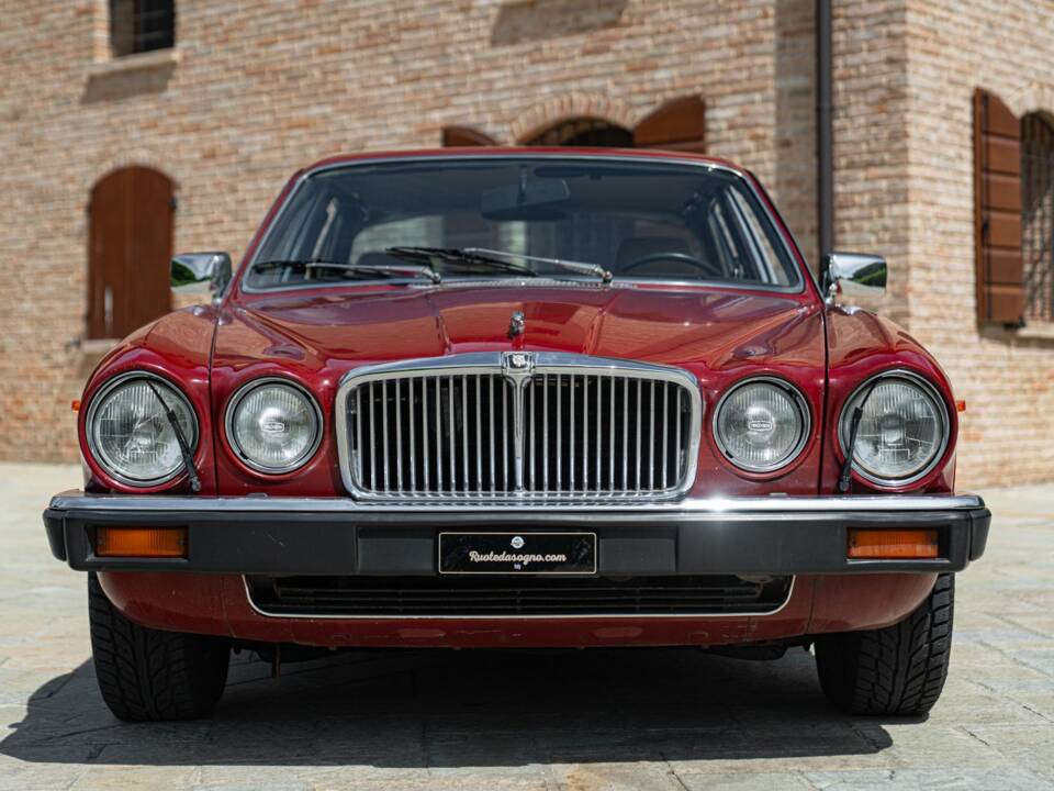 Bild 3/50 von Jaguar XJ 6 4.2 (1981)