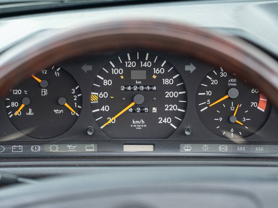 Image 39/83 de Mercedes-Benz E 220 (1996)