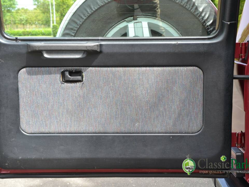 Image 31/49 de Mercedes-Benz 230 GE (SWB) (1993)