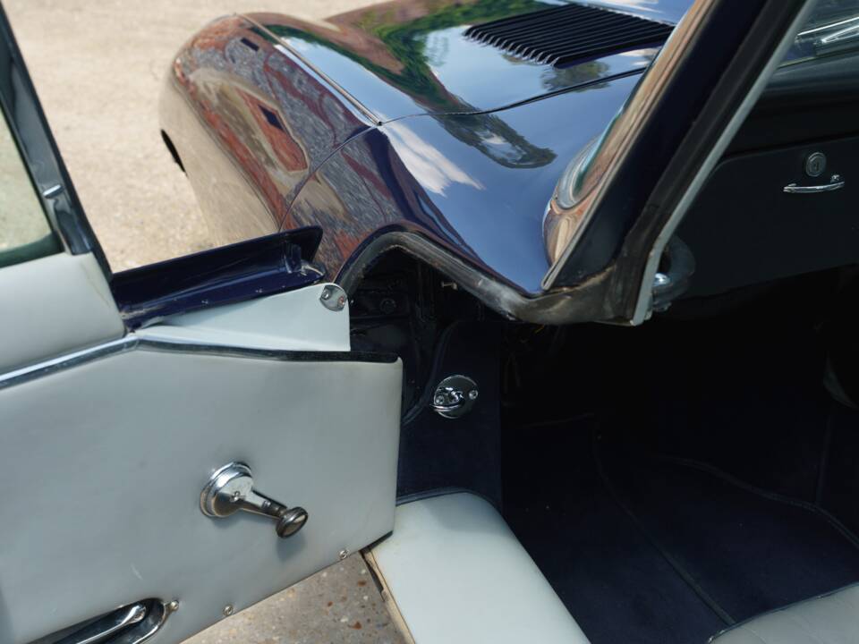 Image 25/35 de Jaguar E-Type (1968)