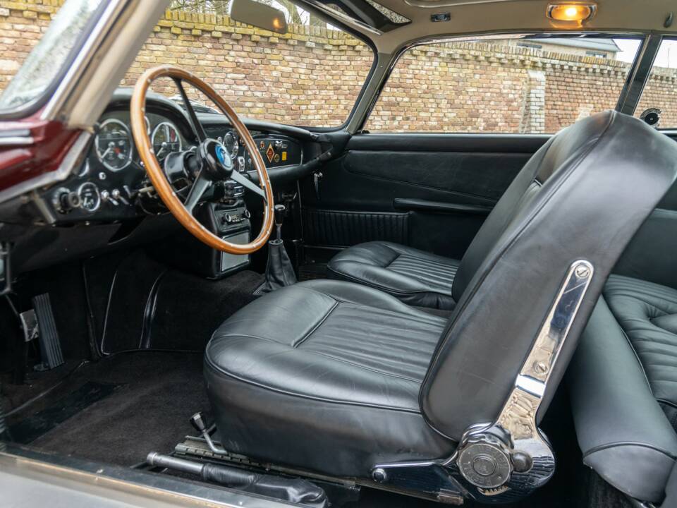 Image 19/50 de Aston Martin DB 5 Vantage (1965)