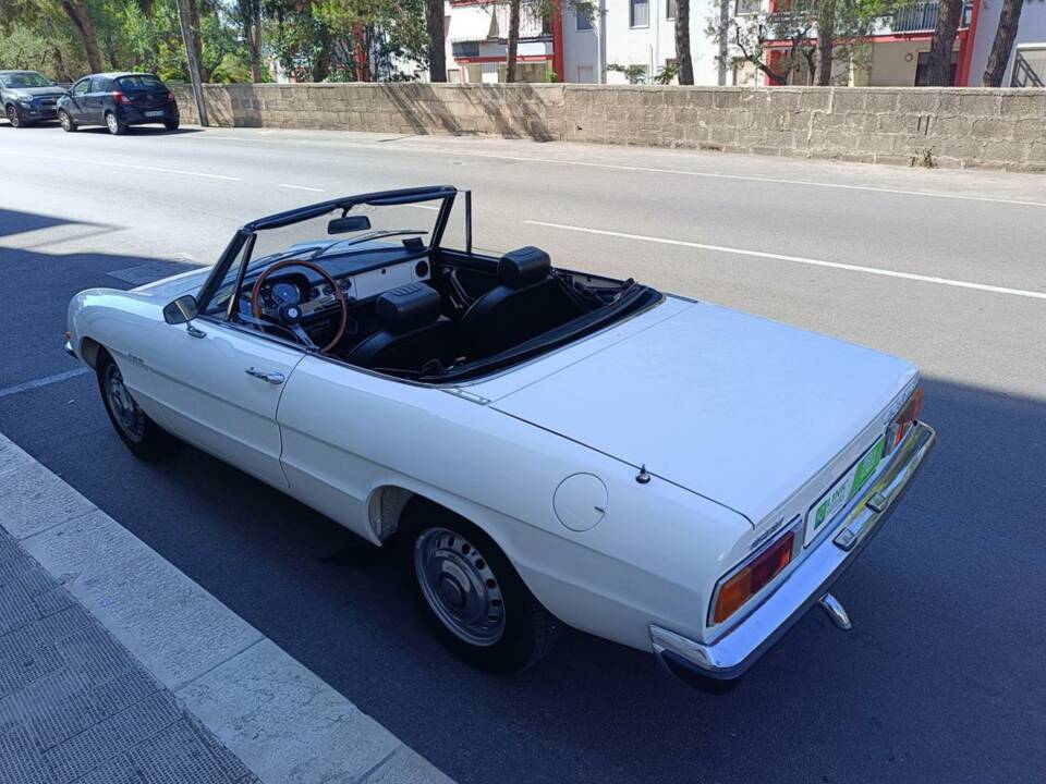 Image 33/50 de Alfa Romeo Spider 1600 Junior (1975)