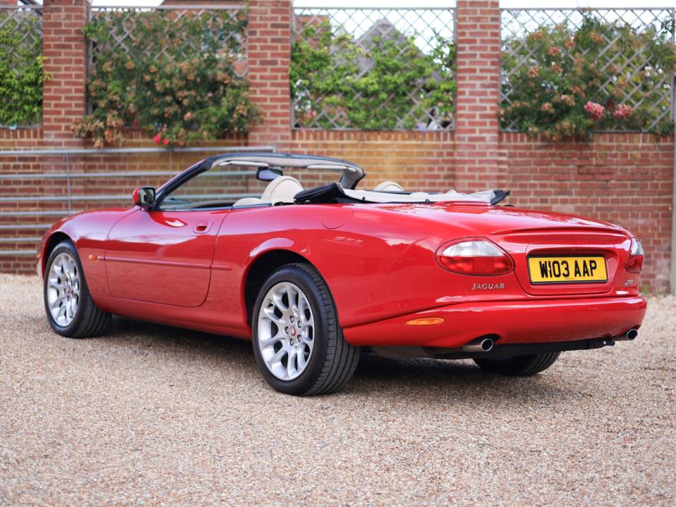 Image 3/50 de Jaguar XKR (2000)