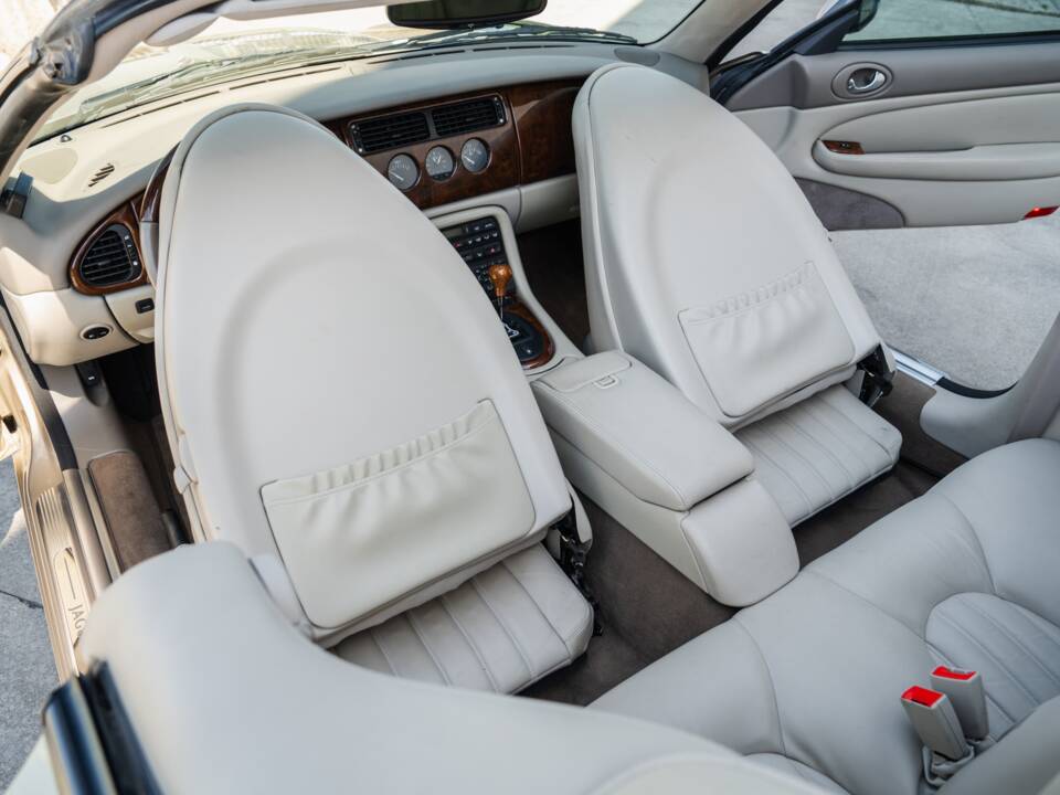 Image 81/91 de Jaguar XK8 4.0 (2000)