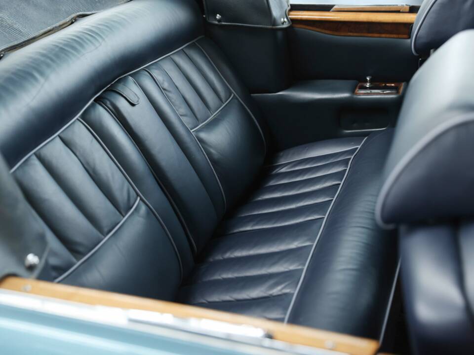 Image 34/48 of Rolls-Royce Corniche I (1980)