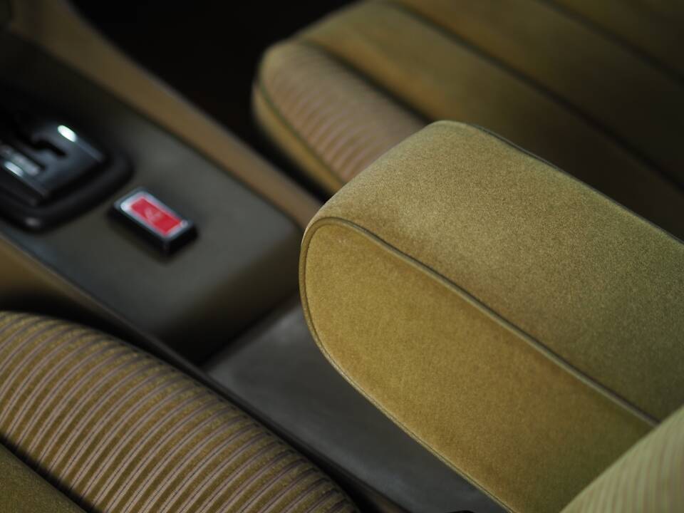 Image 57/66 of Mercedes-Benz 450 SLC (1977)
