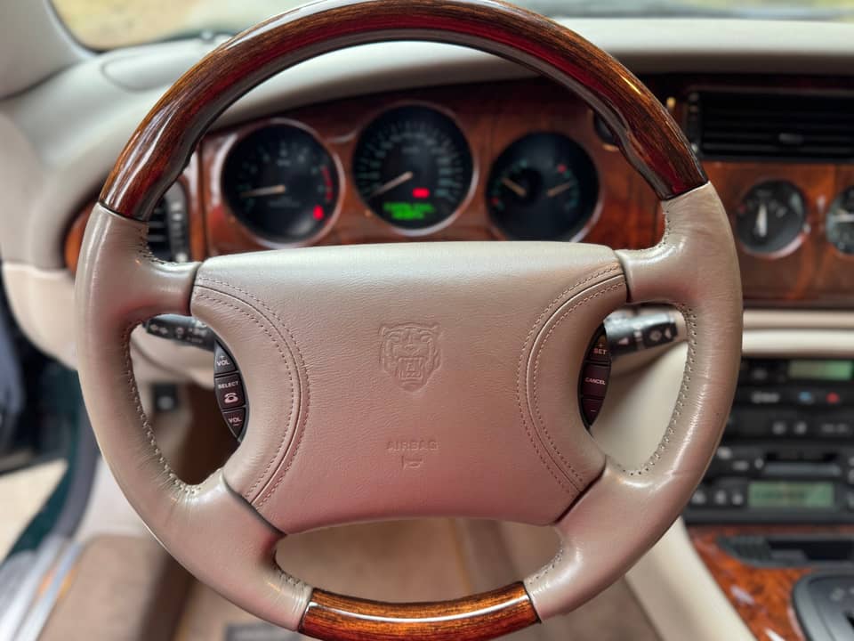 Image 34/40 de Jaguar XKR (1998)