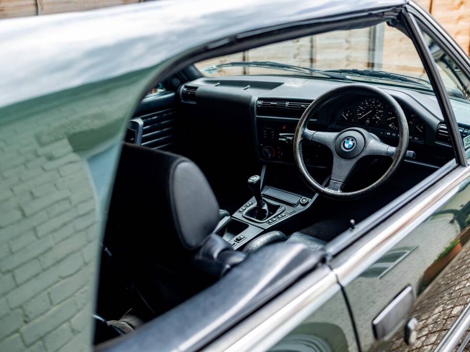Bild 47/47 von BMW 320i (1990)