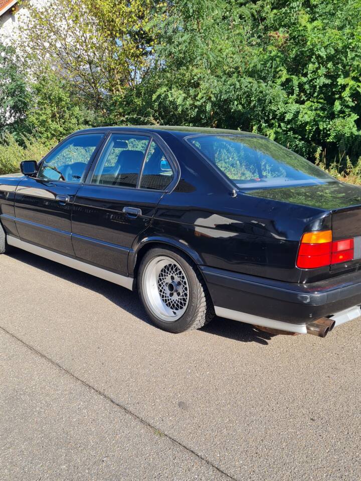 Image 2/11 of BMW M5 (1991)