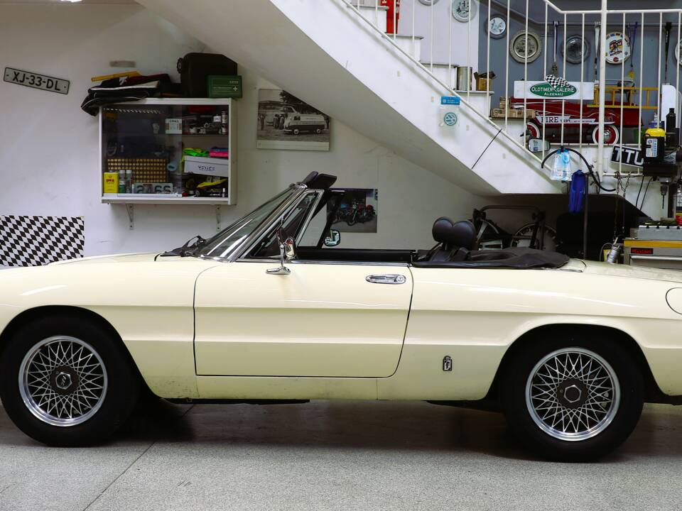 Image 6/25 of Alfa Romeo 2000 Spider Veloce (1982)