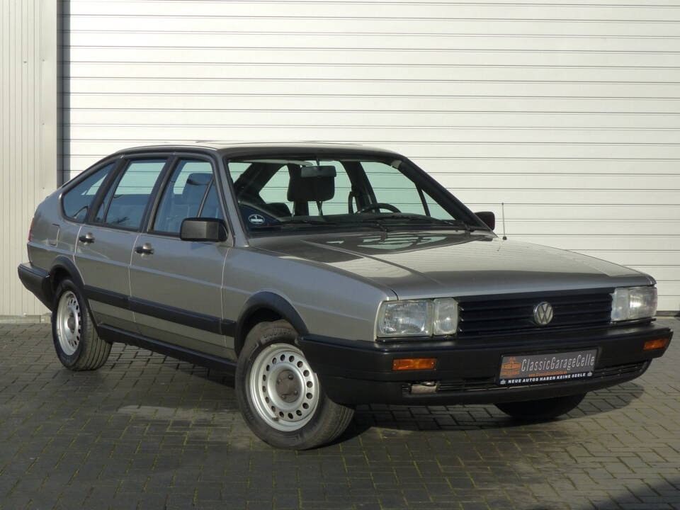 Image 2/11 of Volkswagen Passat  2.2 (1987)