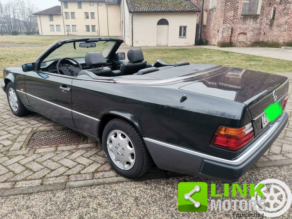 Image 5/9 de Mercedes-Benz 300 CE (1993)