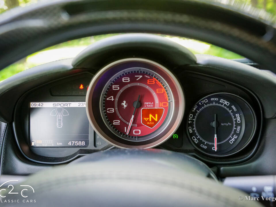 Image 8/85 de Ferrari California (2010)