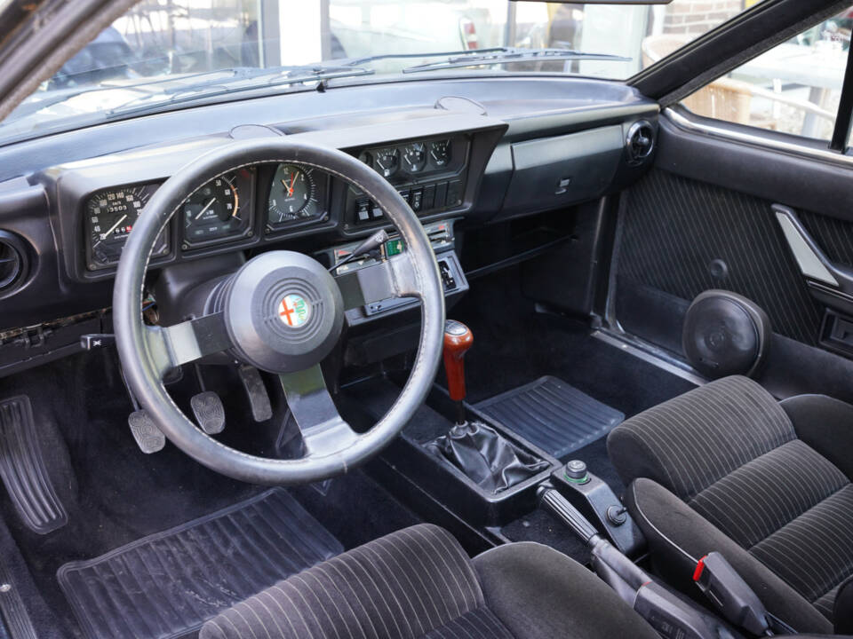 Image 3/50 of Alfa Romeo GTV 6 2.5 (1983)