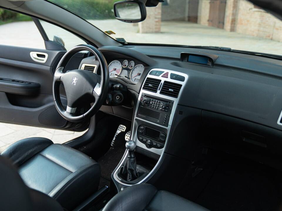 Bild 32/50 von Peugeot 307 CC 2.0i (2004)