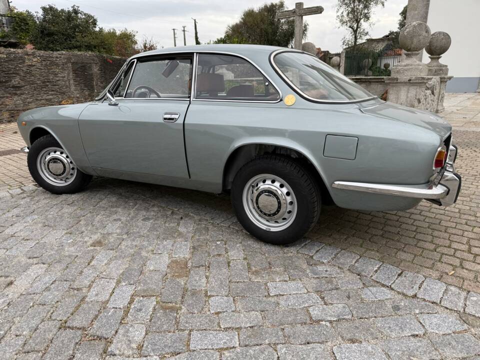 Image 22/53 of Alfa Romeo 1750 GT Veloce (1971)