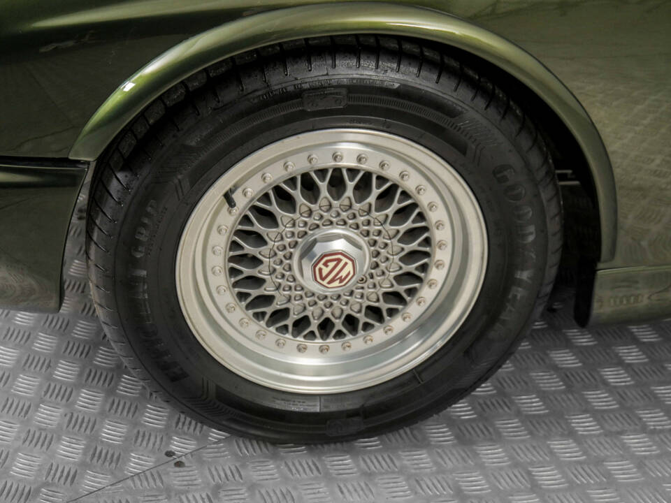 Image 23/50 of MG RV8 (1994)