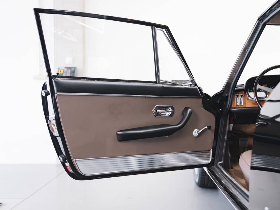 Image 67/100 of Ferrari 330 GT 2+2 (1965)