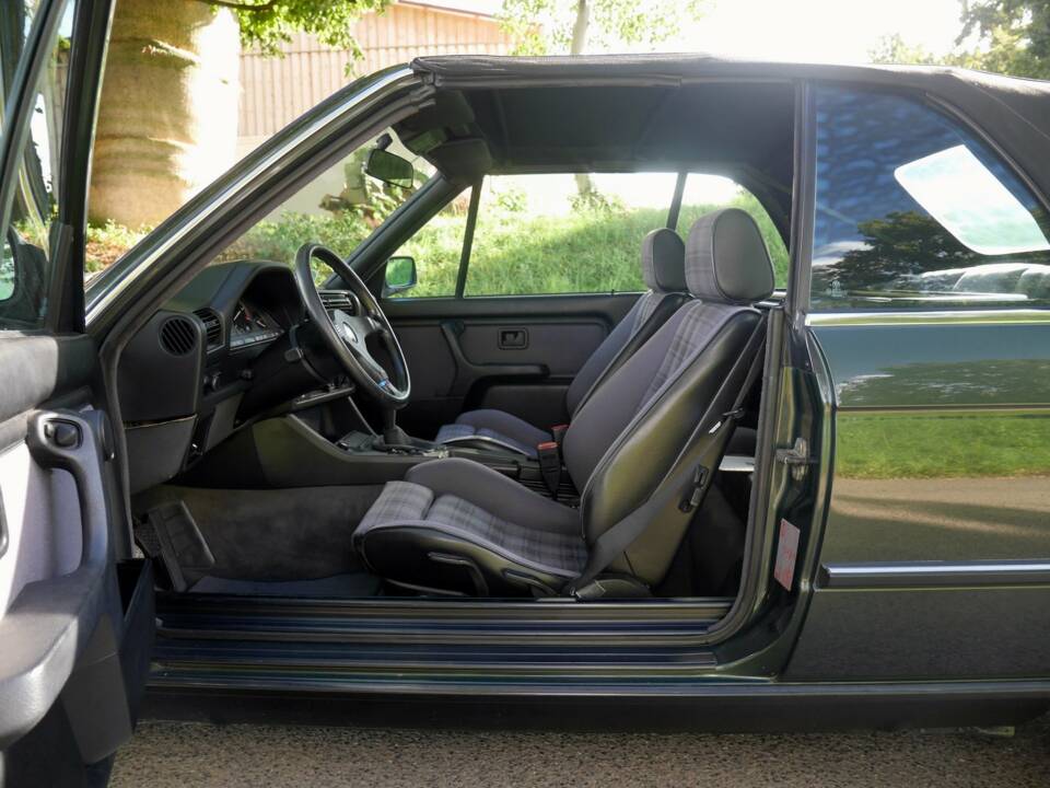 Bild 17/25 von BMW 320i (1990)