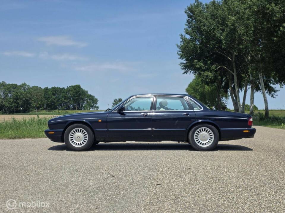 Bild 3/41 von Jaguar XJ 8 Executive (1997)