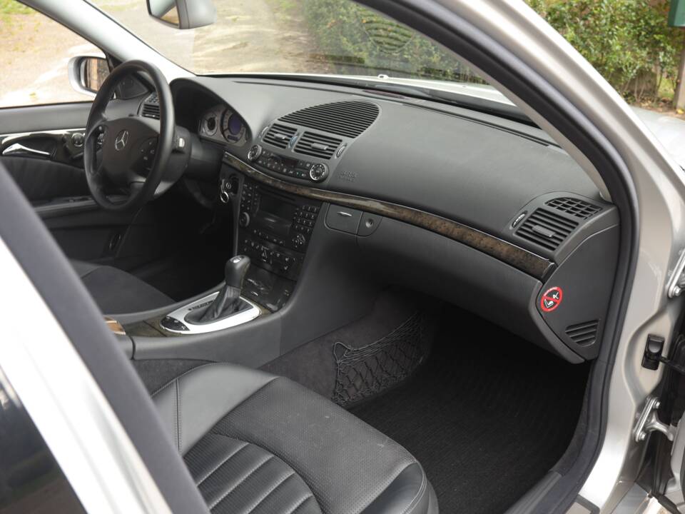 Image 17/72 of Mercedes-Benz E 55 AMG (2002)