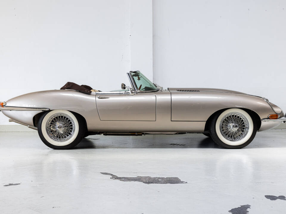 Image 4/37 de Jaguar E-Type (1968)