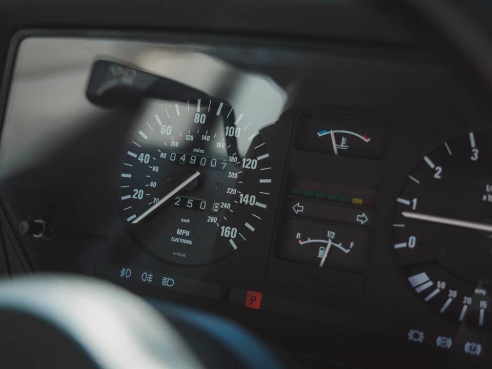 Image 21/34 of BMW 635 CSi (1989)