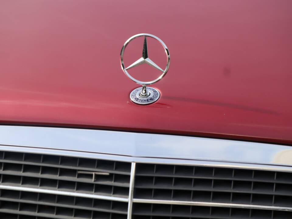 Image 37/50 of Mercedes-Benz E 220 (1994)