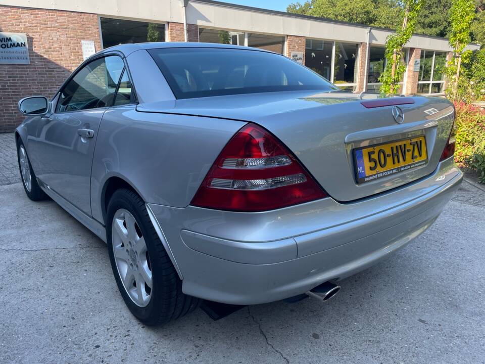 Imagen 3/26 de Mercedes-Benz SLK 200 Kompressor (2002)