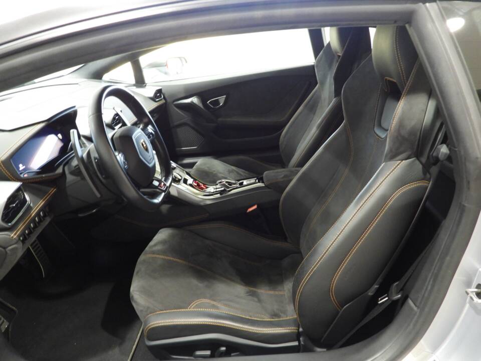 Image 6/15 of Lamborghini Huracán LP 610-4 (2014)