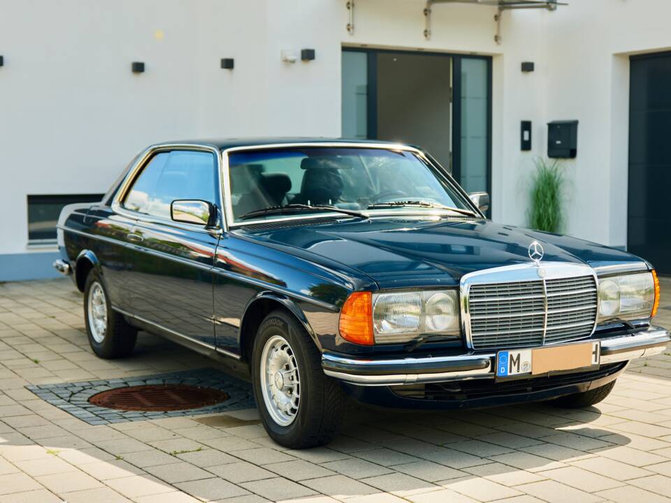 Bild 36/99 von Mercedes-Benz 230 CE (1983)