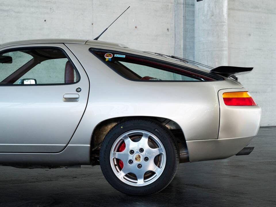 Image 19/50 of Porsche 928 GT (1989)