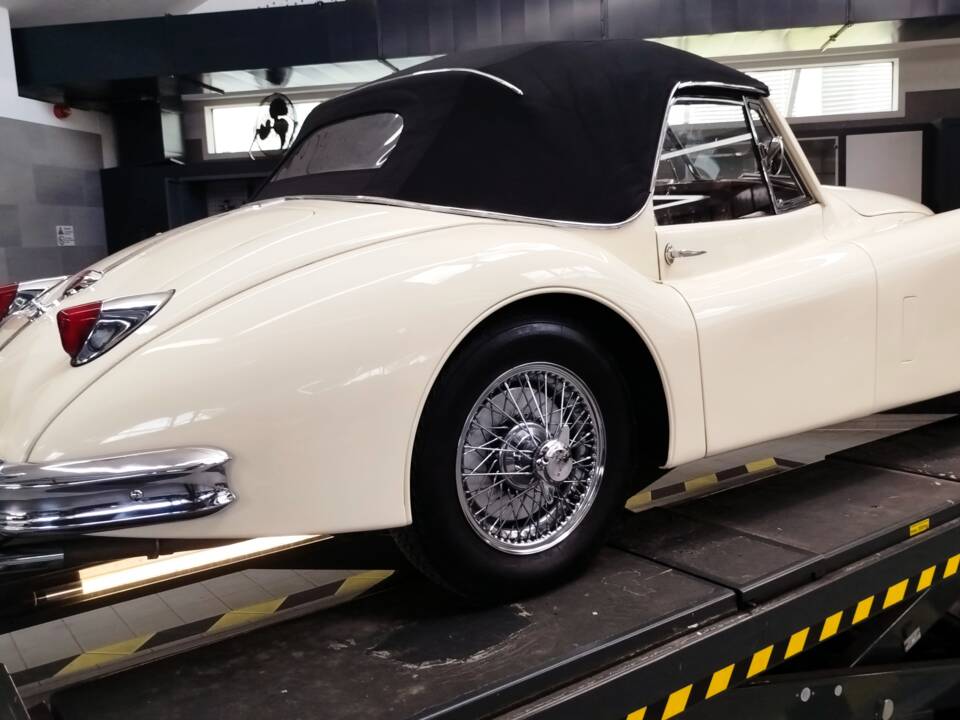 Immagine 18/74 di Jaguar XK 140 SE DHC (1955)