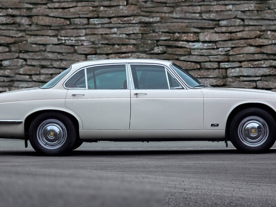 Image 2/50 of Jaguar XJ 6 4.2 (1972)