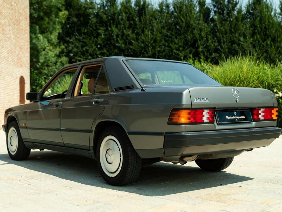 Immagine 6/50 di Mercedes-Benz 190 E (1987)