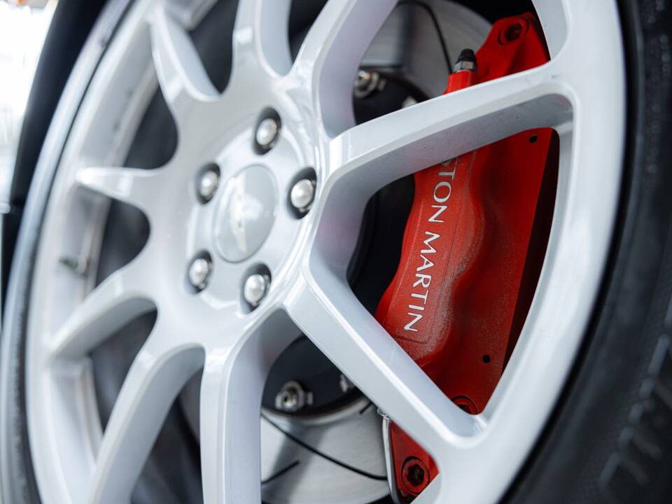 Image 29/31 de Aston Martin V12 Vanquish (2004)