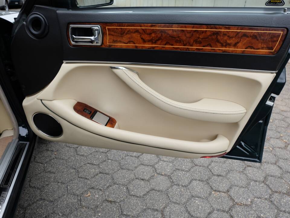 Image 32/77 de Jaguar XJ 40 (XJ-R) (1993)