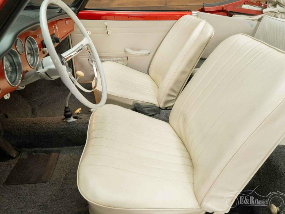 Image 13/19 of Volkswagen Karmann Ghia 1200 (1963)