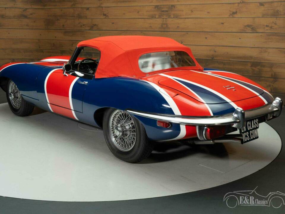 Image 7/17 de Jaguar E-Type (1970)