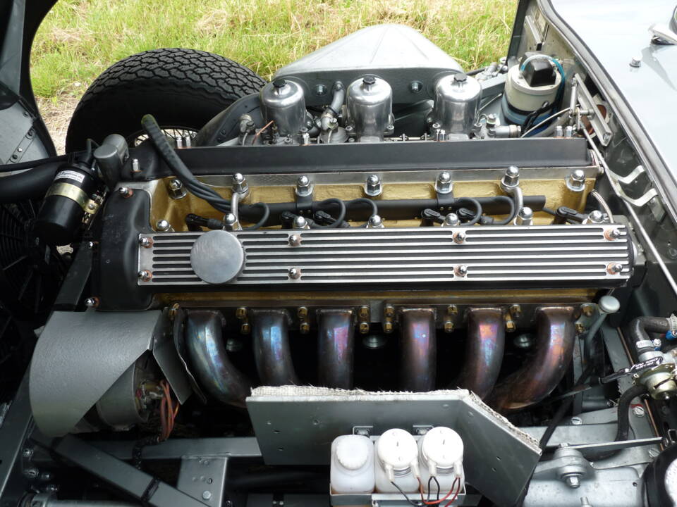Image 17/22 de Jaguar E-Type (1968)