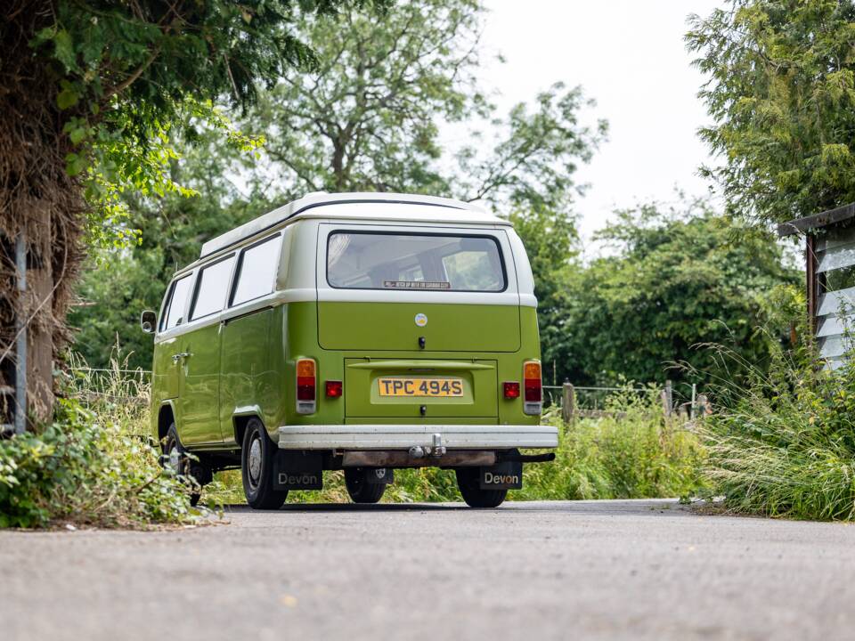 Image 37/47 of Volkswagen T2b Camper (1977)
