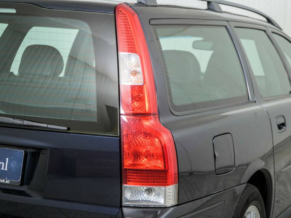 Bild 28/48 von Volvo V 70 2.4 (2006)