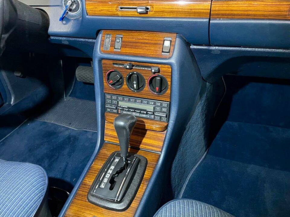 Bild 17/20 von Mercedes-Benz 230 CE (1982)