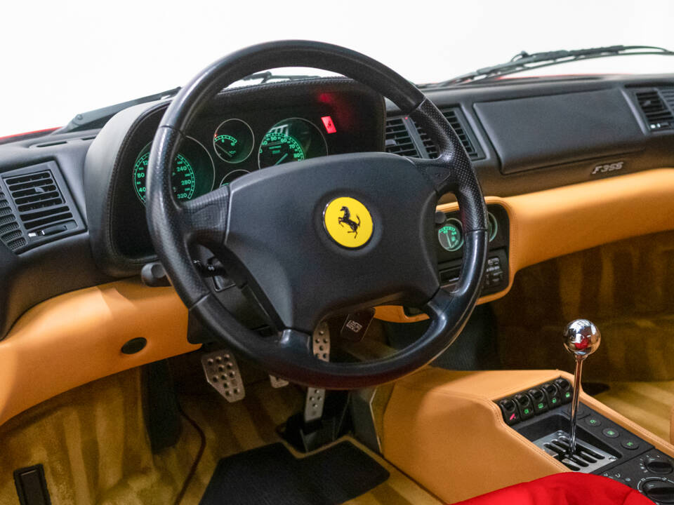Imagen 21/39 de Ferrari F 355 Berlinetta (1997)