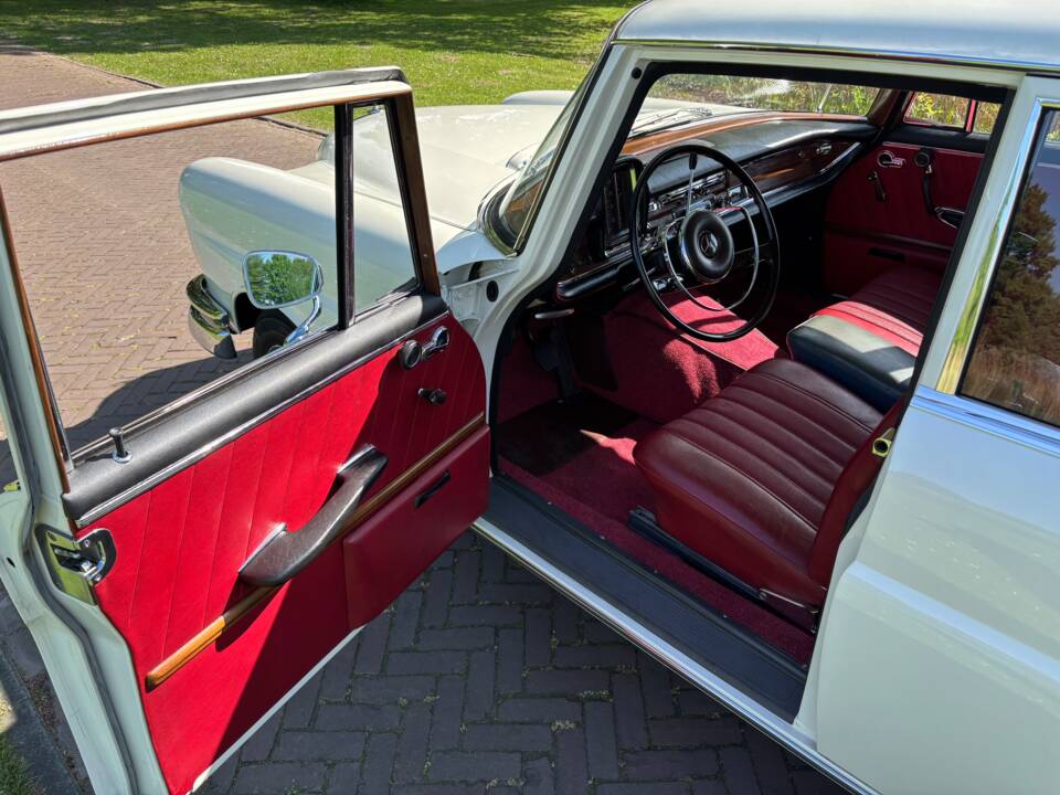 Image 8/64 of Mercedes-Benz 220 S b (1965)