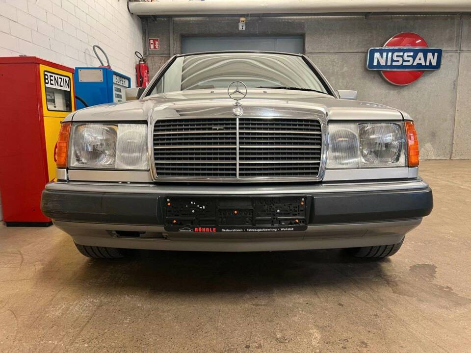 Image 3/18 de Mercedes-Benz E 200 (1993)