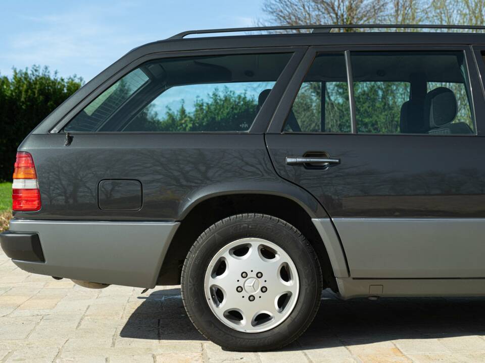 Image 16/50 of Mercedes-Benz 200 TE (1993)