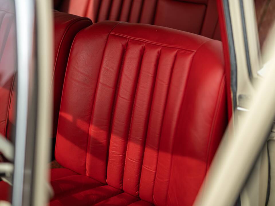 Image 24/42 of Mercedes-Benz 220 SE b (1965)