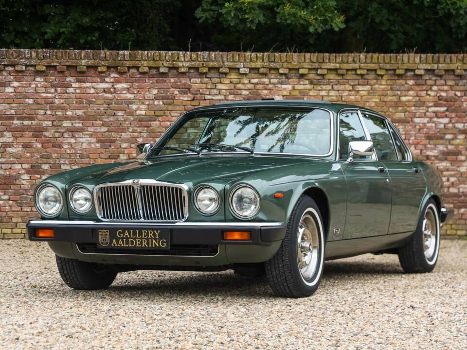 Image 21/50 of Jaguar XJ 6 4.2 (1985)
